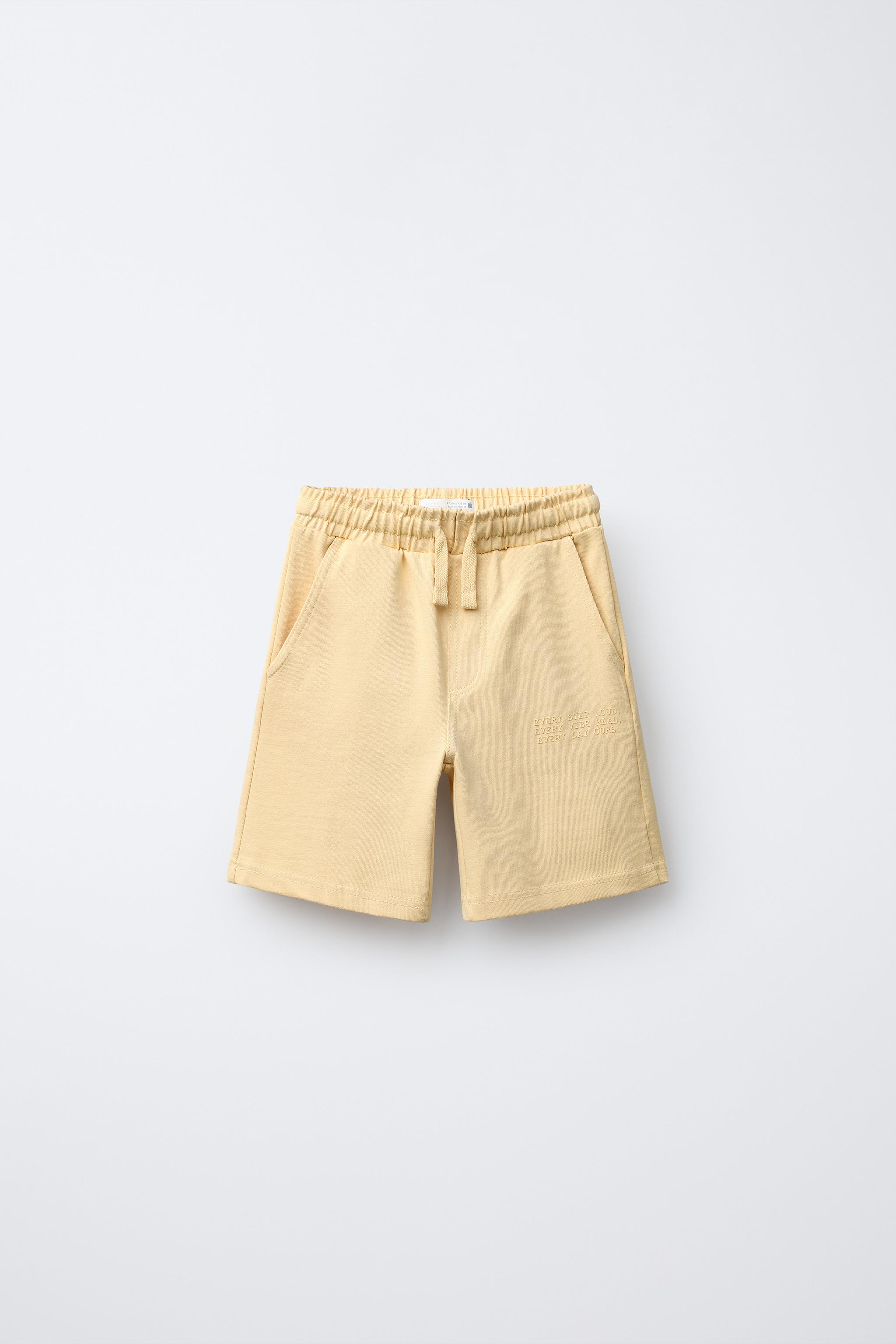 RAISED TEXT T-SHIRT AND BERMUDA JOGGING SET